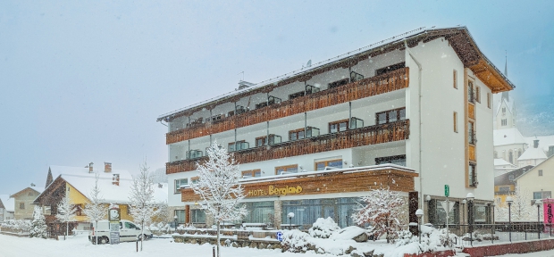 Hotel Bergland in Sillian mit schneebedeckter Terrasse im Winter