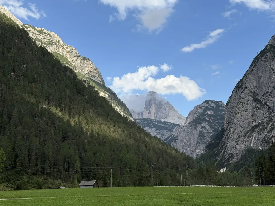 Blick durch das Höhlensteintal auf die Felstürme der Drei Zinnen