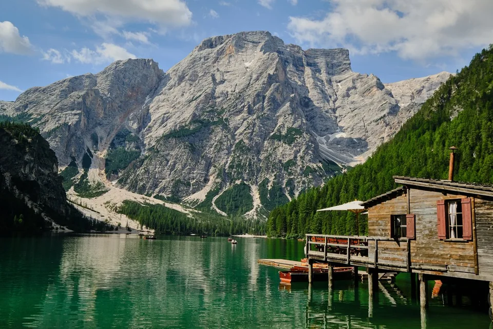 Holzboote am Pragser Wildsee vor dem Seekofel