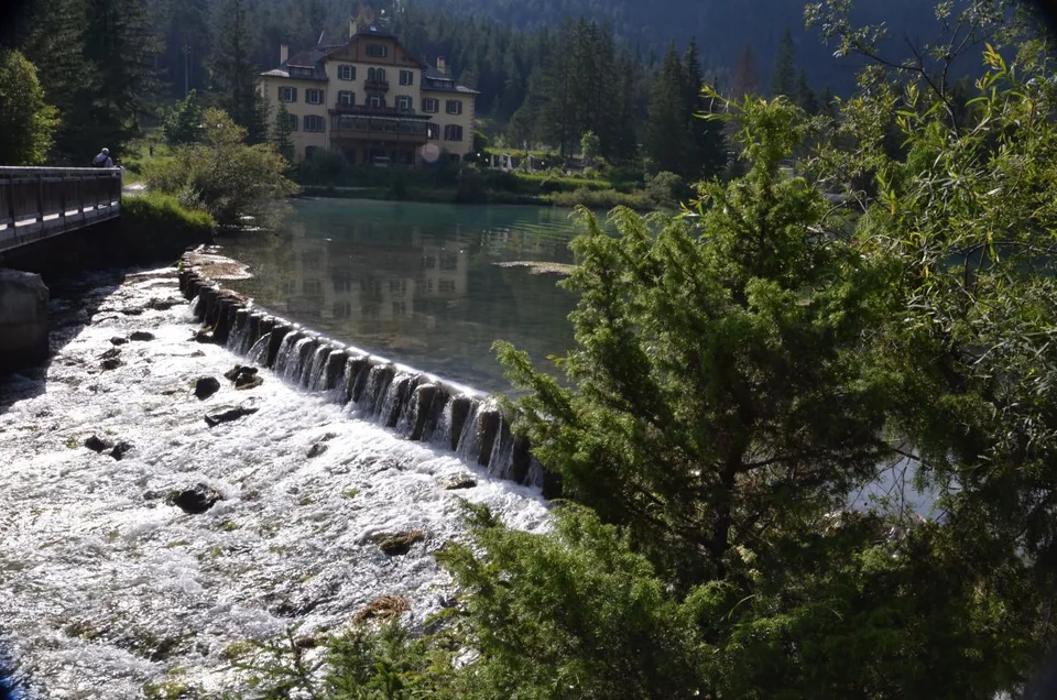 Wasser am nördlichen Ufer des Toblacher Sees mit historischem Gebäude